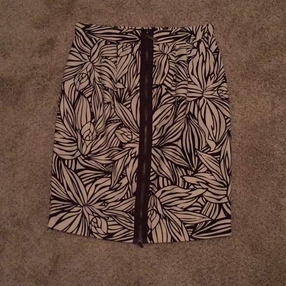 Flower pencil skirt, size 4 - Picture 2 of 2